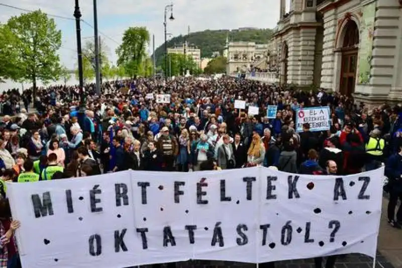 manifestazione soros contro orban1