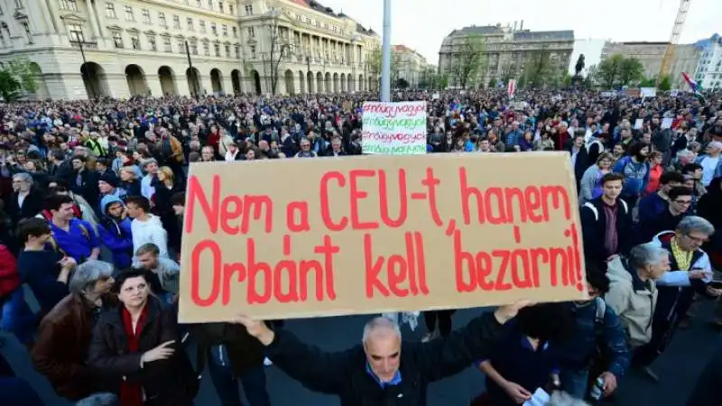 manifestazione soros contro orban12