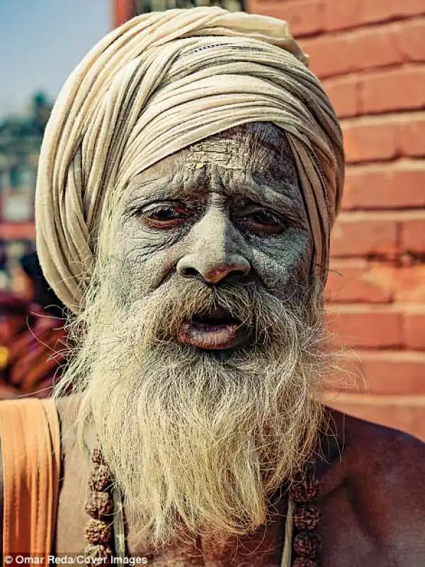 sadhu si dipinge con la cenere