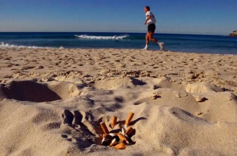 SIGARETTA IN SPIAGGIA