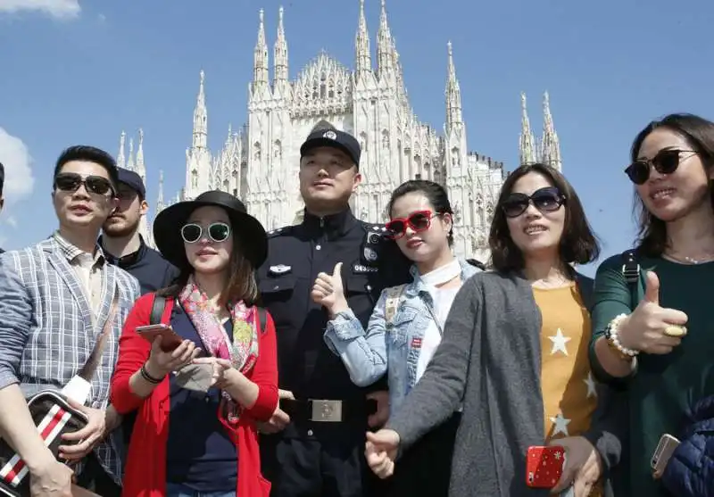 turisti cinesi a milano