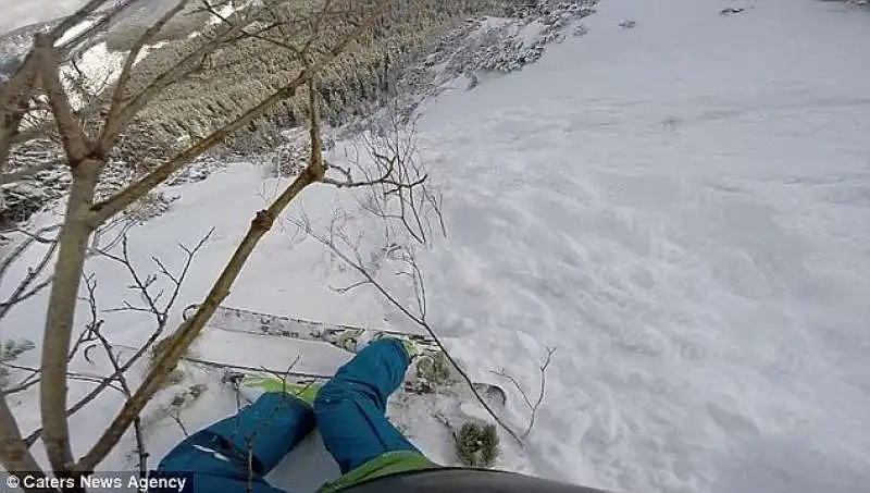 un albero lo salva dalla valanga