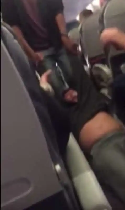 united airlines passeggero picchiato e trascinato via