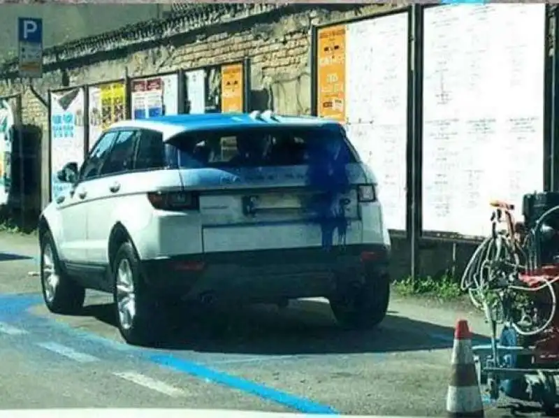 auto strisce blu