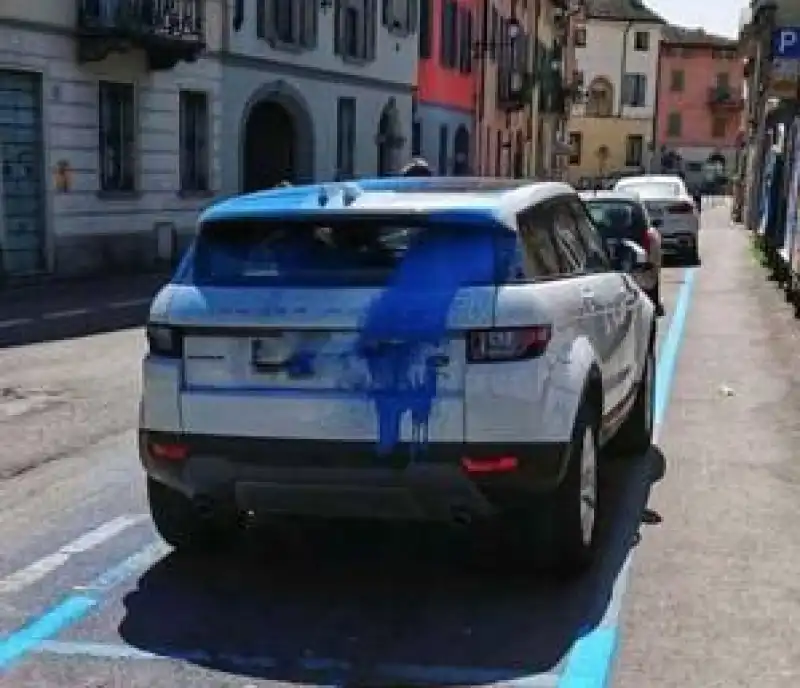 auto strisce blu