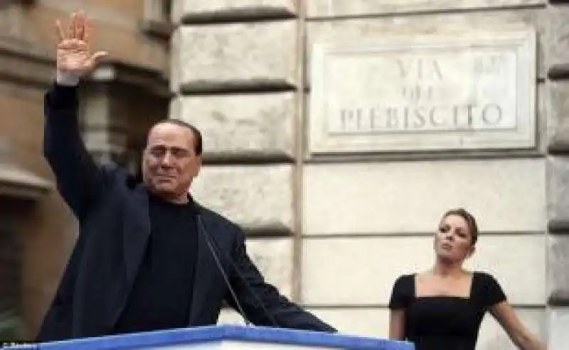 berlusconi piange