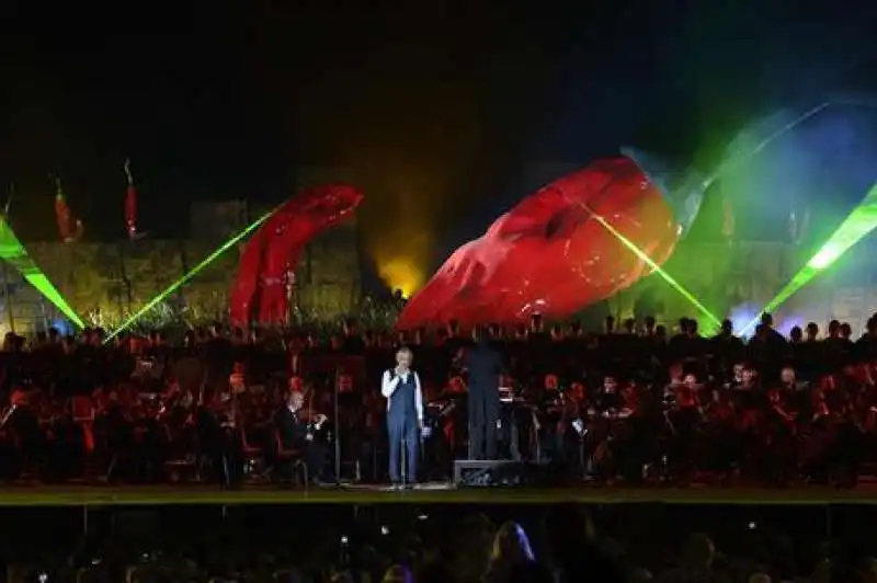 bocelli  teatro del silenzio a lajatico