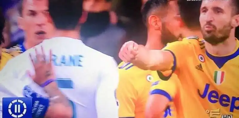 CHIELLINI MIMA IL GESTO DEI SOLDI