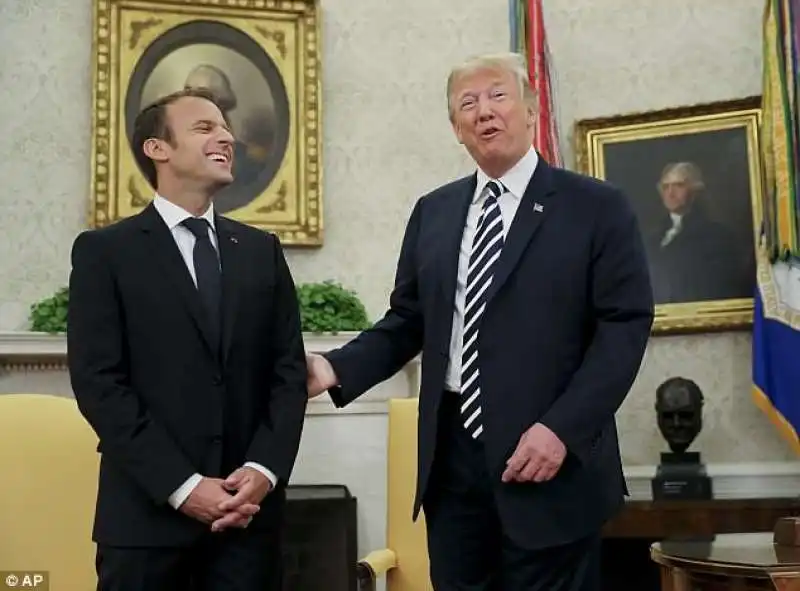 donald trump  toglie la forfora dalla giacca di macron