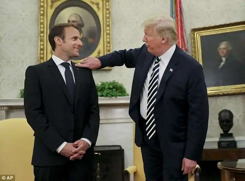 donald trump toglie la forfora dalla giacca di macron