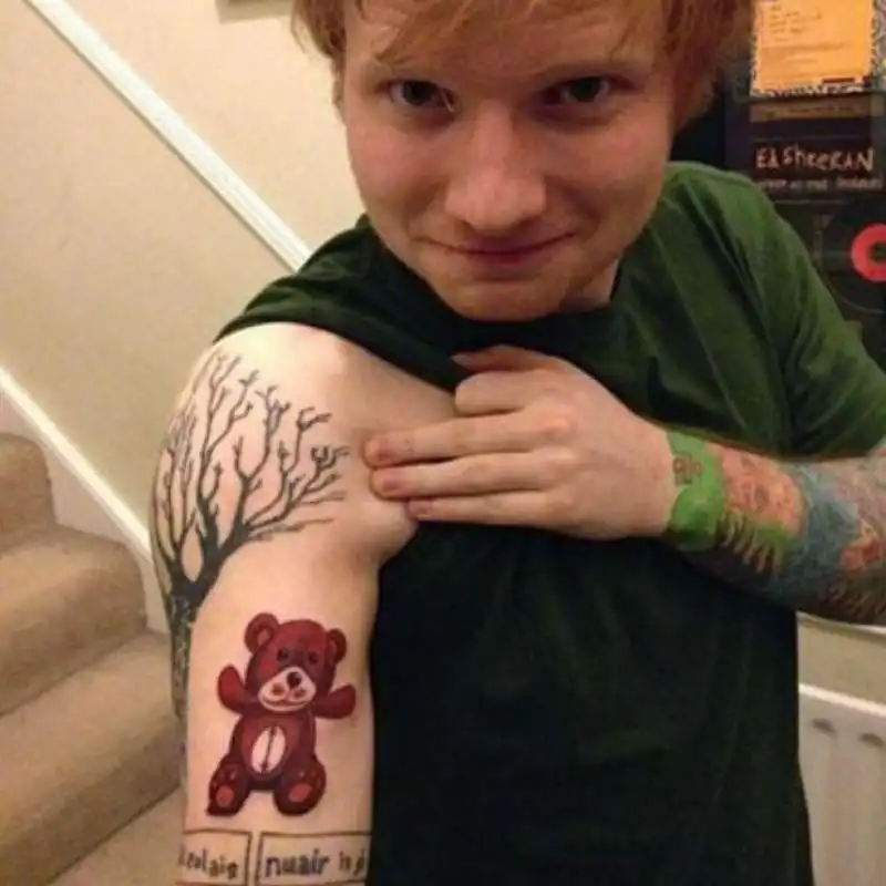 ed sheeran e' un fan dei tatuaggi colorati   mostra l'ultimo arrivato, un orsacchiotto