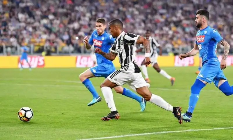 juve napoli douglas costa 3