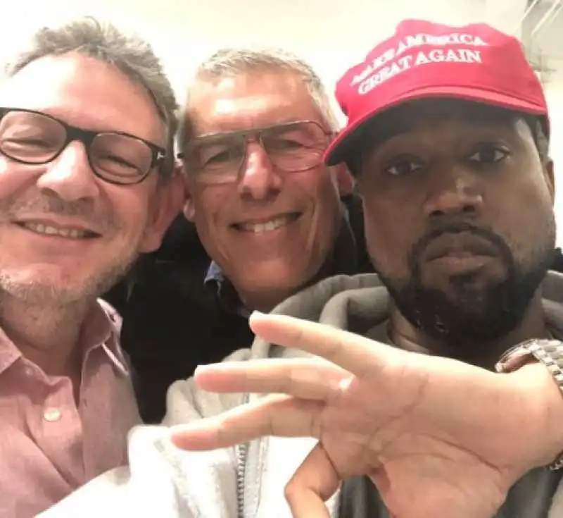 kanye west con il cappello di donald trump 