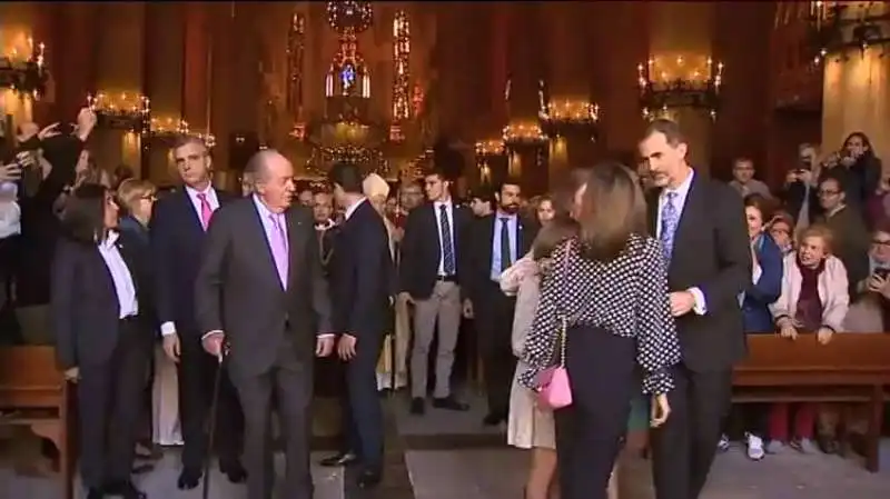 le regine sofia e letizia con le figlie sotto lo sguardo di juan carlos e  felipe