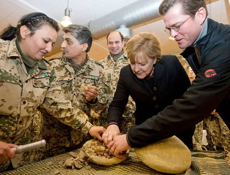 MERKEL TRA I SOLDATI