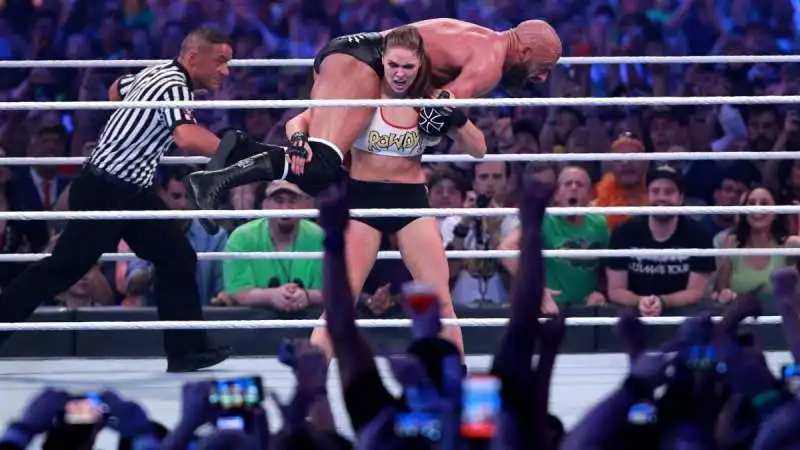 ronda rousey solleva triple h