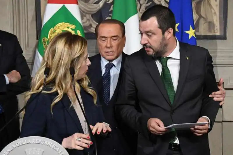 salvini e berlusconi in conferenza stampa     