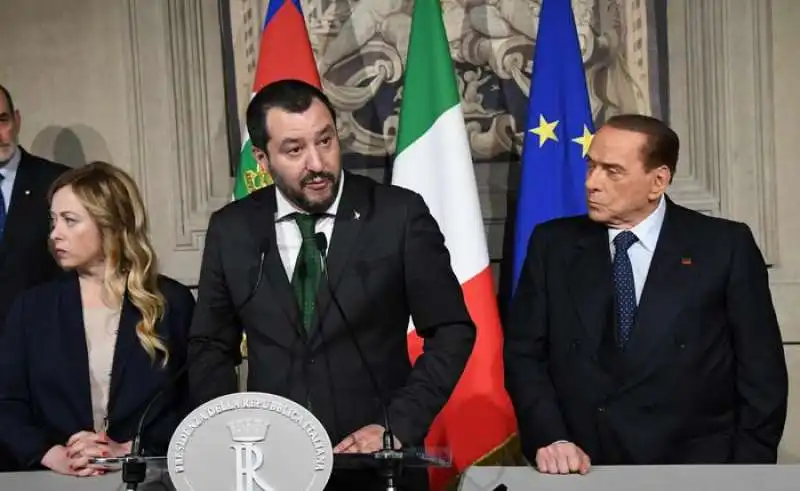 salvini e berlusconi in conferenza stampa    