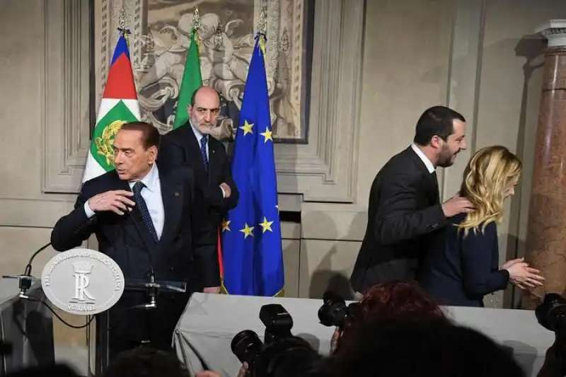 salvini meloni e berlusconi in conferenza stampa     