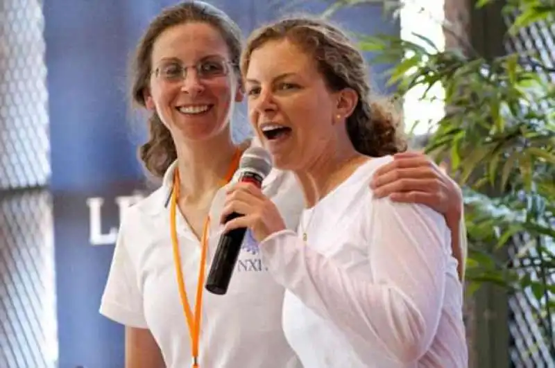 sara e clare bronfman