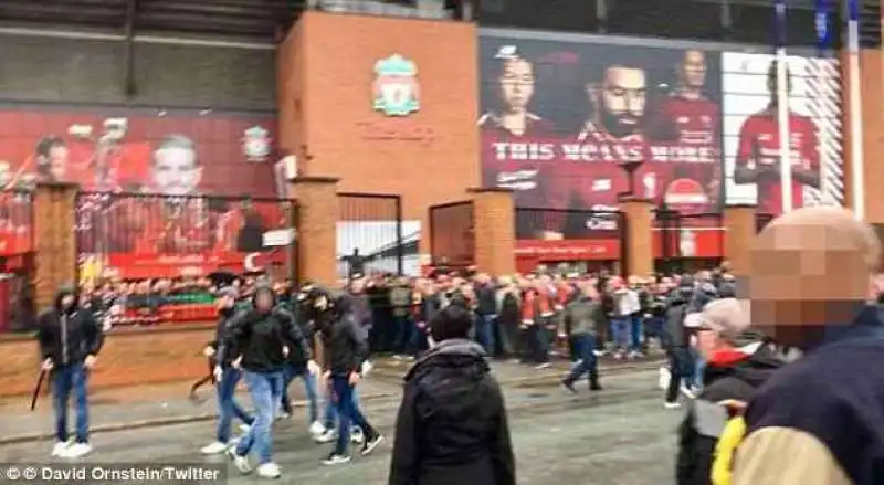 scontri tifosi liverpool roma 11