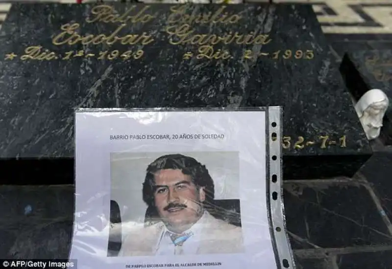 turista inglese sniffa coca sulla tomba di pablo escobar  2