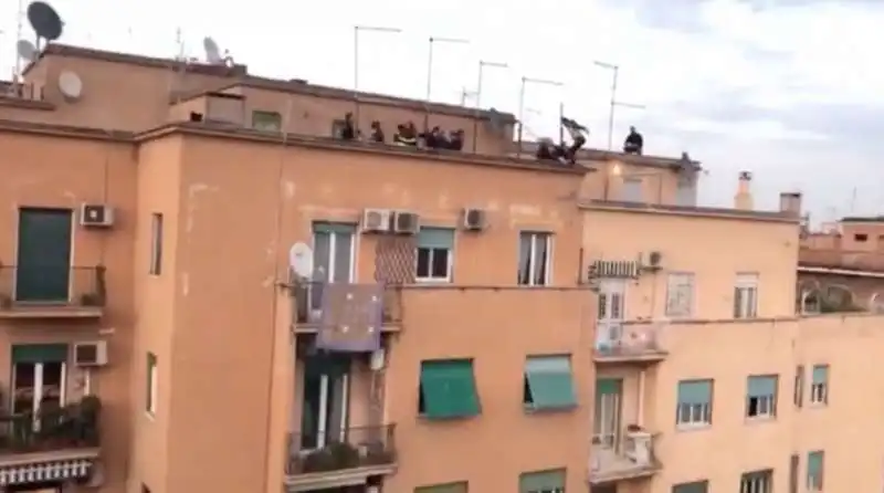 uomo tenta il suicidio a roma 1