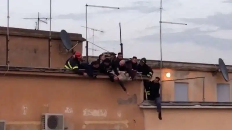 uomo tenta il suicidio a roma 6