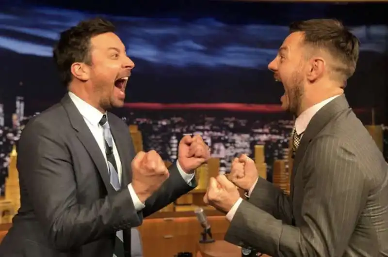 ALESSANDRO CATTELAN CON JIMMY FALLON