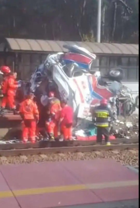 ambulanza travolta da un treno 7