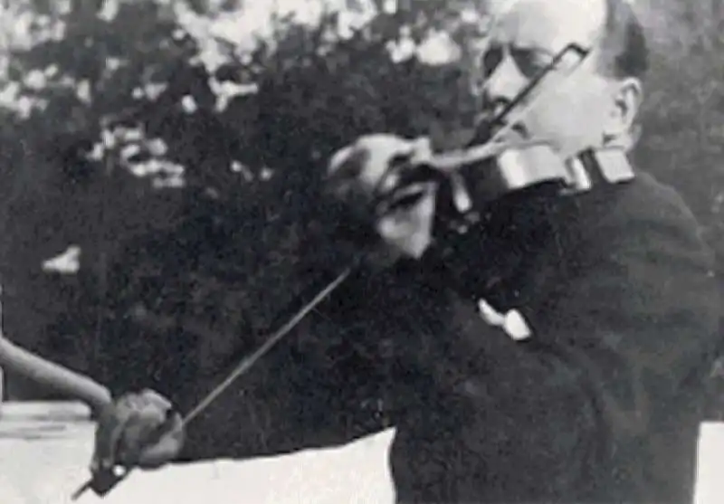 BENITO MUSSOLINI SUONA IL VIOLINO