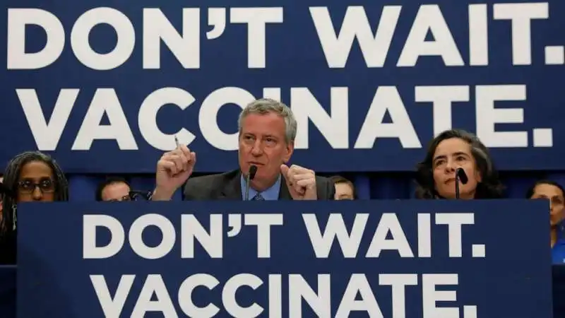 bill de blasio dichiara l'emergenza sanitaria per il morbillo