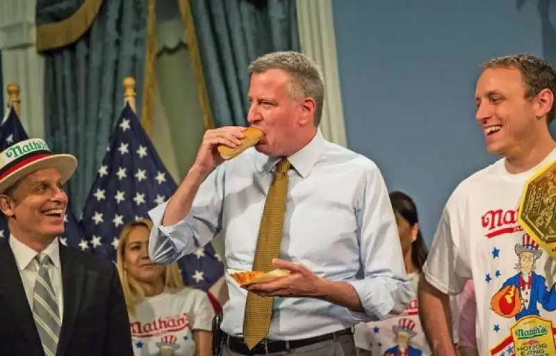 bill de blasio mangia hot dog