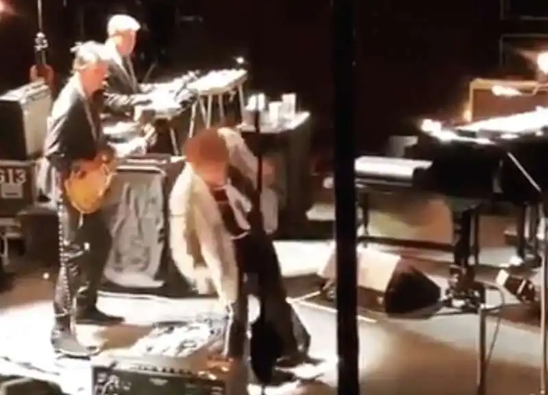 bob dylan inciampa sul palco e si incazza con il pubblico che fa le foto 13