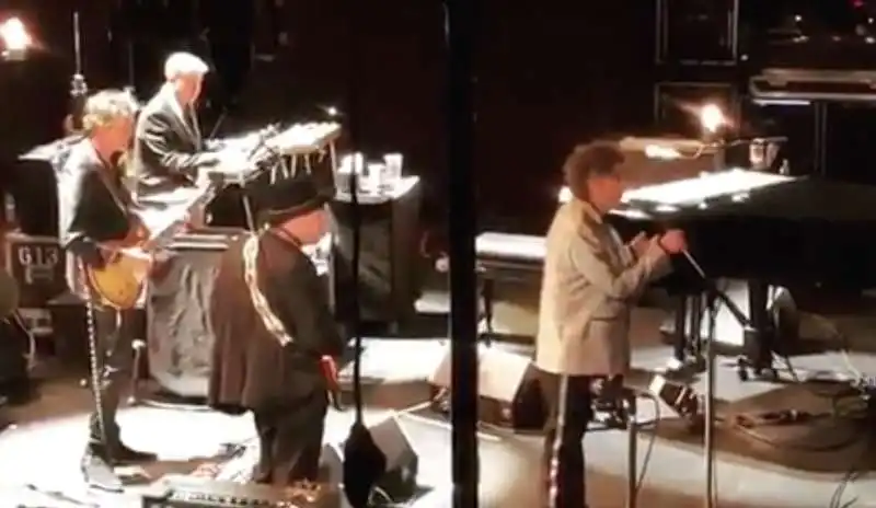 bob dylan inciampa sul palco e si incazza con il pubblico che fa le foto 9