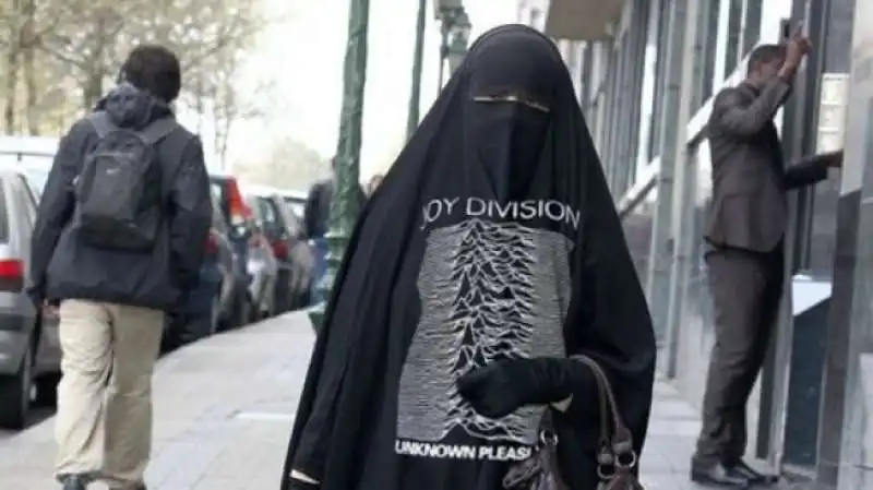 burqa con il disegno di copertina di unknown pleasures