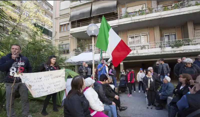 casal bruciato protesta anti-rom