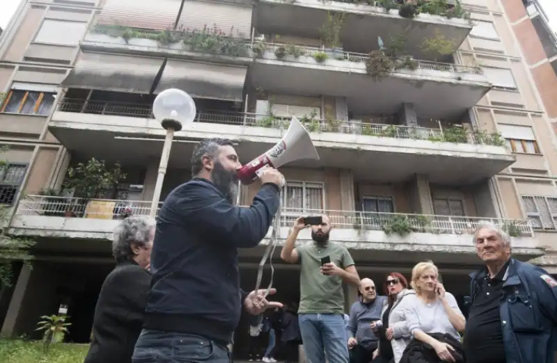 casal bruciato protesta anti-rom