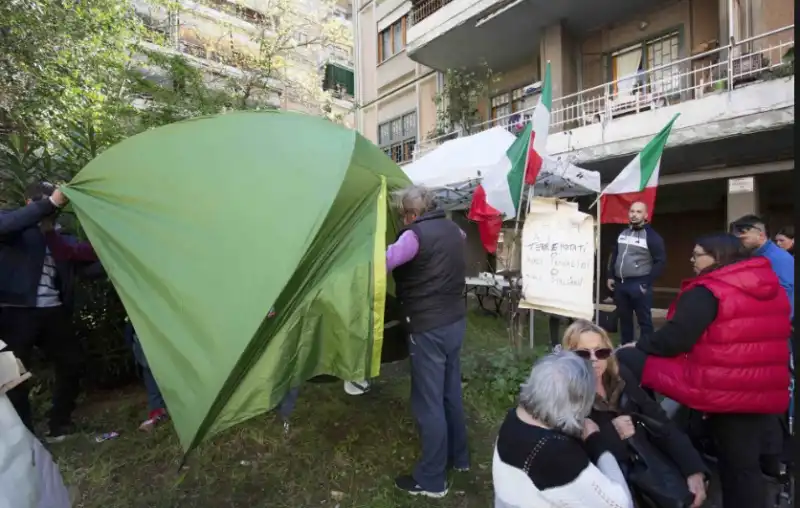 casal bruciato protesta anti-rom