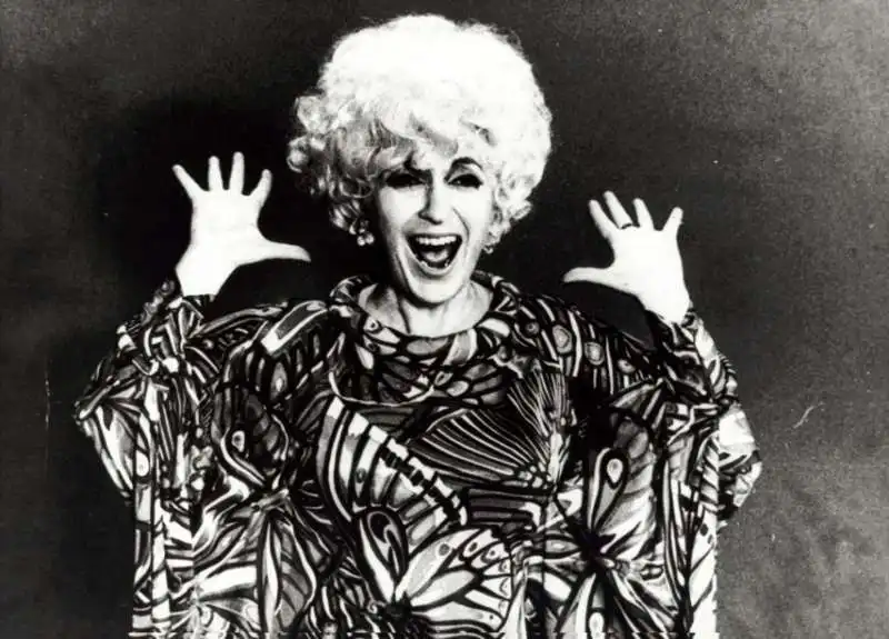 cathy berberian posa con il vestito di scena di stripsody, 1966