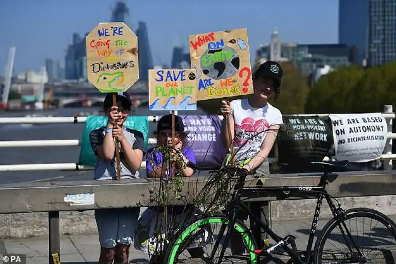 i manifestanti di extinction rebellion paralizzano londra 18