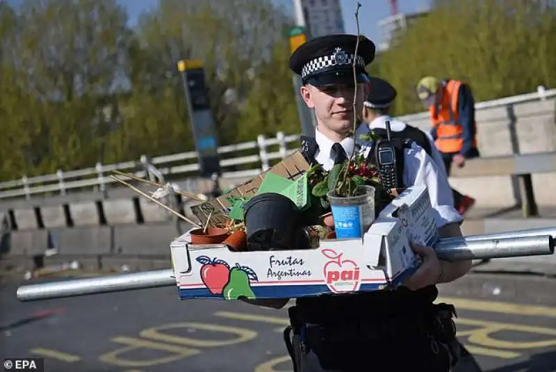 i manifestanti di extinction rebellion paralizzano londra 19