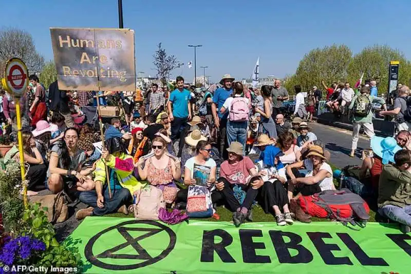 i manifestanti di extinction rebellion paralizzano londra 20