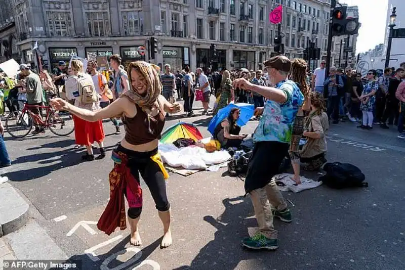 i manifestanti di extinction rebellion paralizzano londra 6