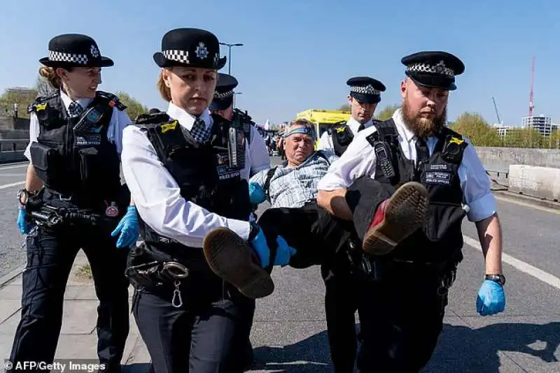 i manifestanti di extinction rebellion paralizzano londra 7