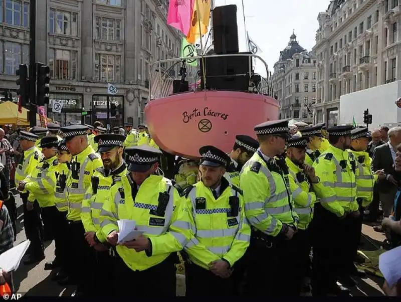 i manifestanti di extinction rebellion paralizzano londra 8