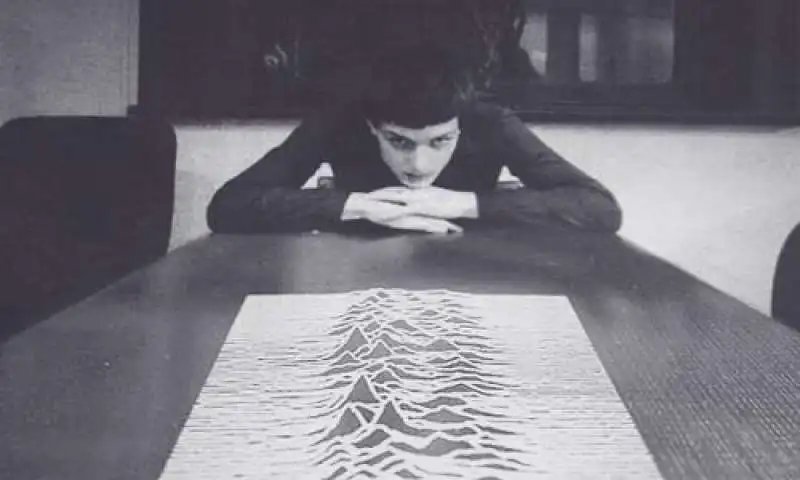 ian curtis e il disegno della copertina di unknown pleasures