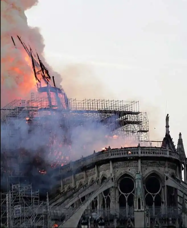 il crollo della guglia di notre dame 2