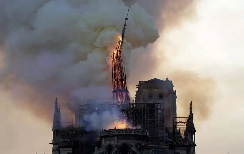 il crollo della guglia di notre dame 6