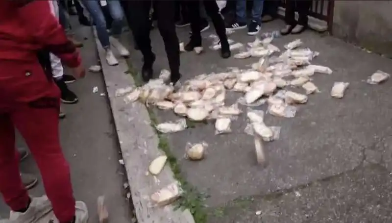 il pane destinato ai rom calpestato dagli abitanti di torre maura 6